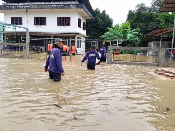 น้ำมา&hellip;ความช่วยเหลือก็มา! ทหารเรือลงพื้นที่ช่วยชาวจันทบุรี ฝ่าอุทกภัย