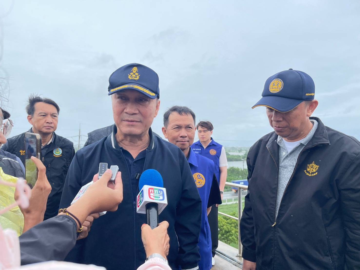 &ldquo;รองนายกฯ ทรงศักดิ์&rdquo; ลงพื้นที่สมุทรปราการ ติดตามสถานการณ์น้ำ เร่งระบายน้ำจากพื้นที่ชั้นในลงสู่ทะเล เพิ่มพื้นที่รองรับน้ำในระบบคลอง