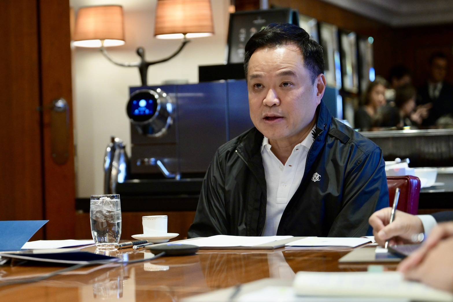 นายกฯ "อนุทิน" ประชุมทางไกลจากลอนดอนก่อนบินกลับไทย สั่งทุกหน่วยลงพื้นที่ทันที ย้ำทำงานเป็นทีมเดียว เปิดทางงบ&ndash;เครื่องมือเต็มที่ พร้อมให้ส่วนราชการพิจารณา WFH ลดการเดินทาง เร่งช่วยประชาชนและบริหารน้ำอย่างเป็นระบบ
