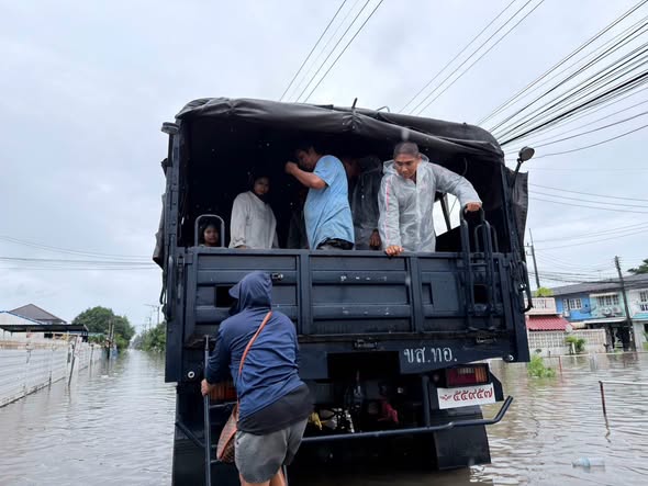ทัพฟ้าระดมพลฝ่าน้ำ! เร่งช่วยผู้ประสบอุทกภัยดอนเมืองและพื้นที่ใกล้เคียง